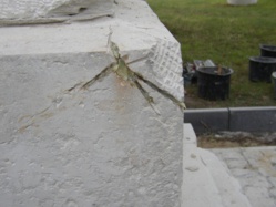 Kriegerdenkmal Schoenefeld - Restaurierungsarbeiten am Sockel