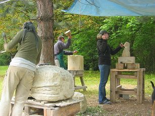 Steinbildhauer Workshop, am Naturstein arbeiten.