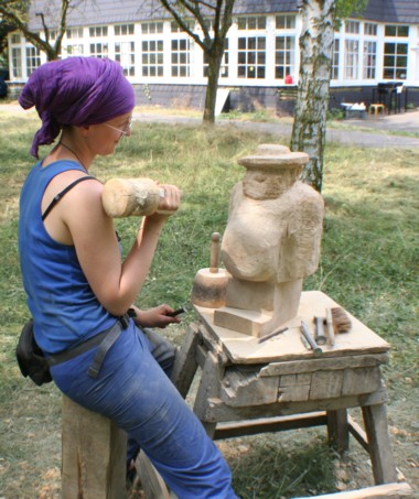 Steinbildhauer Workshop, Workshopteilnehmerin beim Arbeiten.